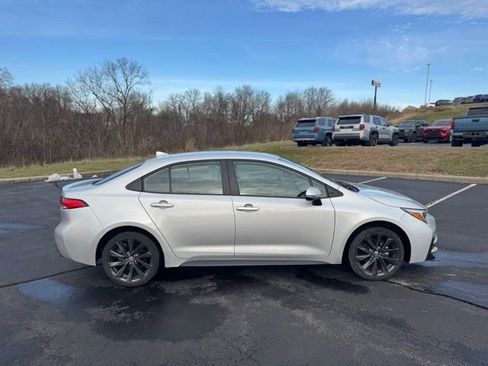 Used 2024 Toyota Corolla SE image 2