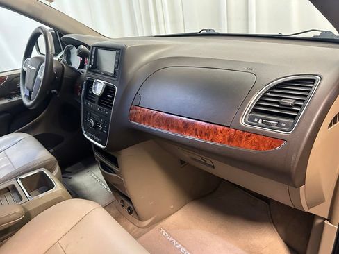 Used 2016 Chrysler Town & Country Touring FWD image 22