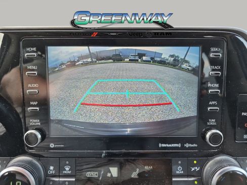 Used 2020 Toyota Highlander XLE FWD image 18