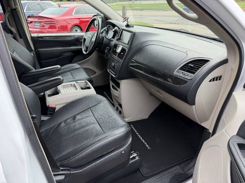 Used 2016 Chrysler Town & Country Touring FWD image 7
