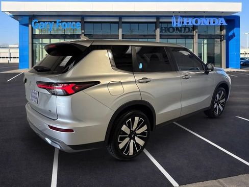 Used 2025 Mitsubishi Outlander SE AWD/4WD image 2