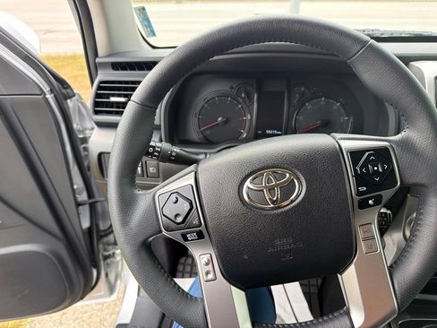Used 2021 Toyota 4Runner SR5 AWD/4WD image 18