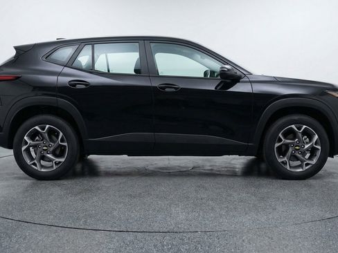 Used 2025 Chevrolet Trax LT FWD image 11
