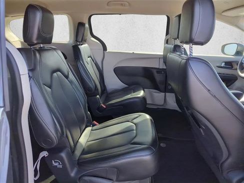 Used 2023 Chrysler Pacifica Touring-L FWD image 20