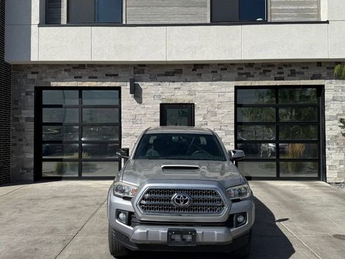 Used 2017 Toyota Tacoma TRD Sport AWD/4WD image 8