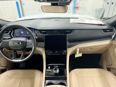 New 2025 Jeep Grand Cherokee Limited w/ Black Appearance Package image 10