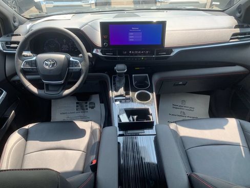Used 2026 Toyota Sienna XSE FWD image 16