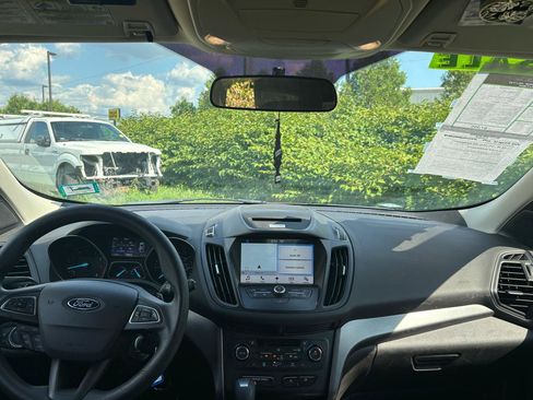 Used 2017 Ford Escape SE w/ Equipment Group 201A AWD/4WD image 9