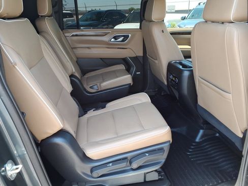 Used 2021 Chevrolet Suburban Premier w/ Premium Package AWD/4WD image 15