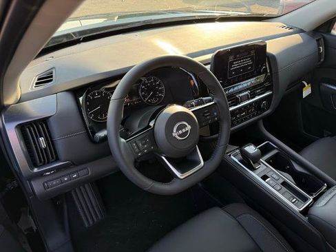 New 2025 Nissan Pathfinder SL image 17