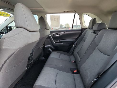 Used 2021 Toyota RAV4 XLE w/ Convenience Package FWD image 10