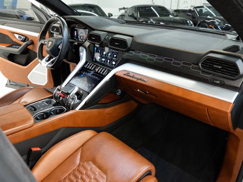 Used 2019 Lamborghini Urus AWD/4WD image 36