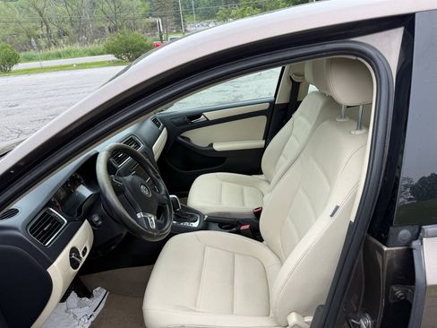 Used 2011 Volkswagen Jetta SE FWD image 9