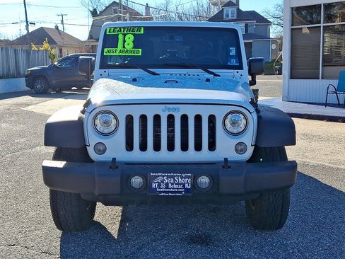 Used 2018 Jeep Wrangler Unlimited Rubicon w/ Connectivity Group image 2