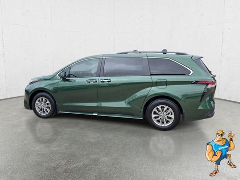 Used 2025 Toyota Sienna XLE FWD image 8
