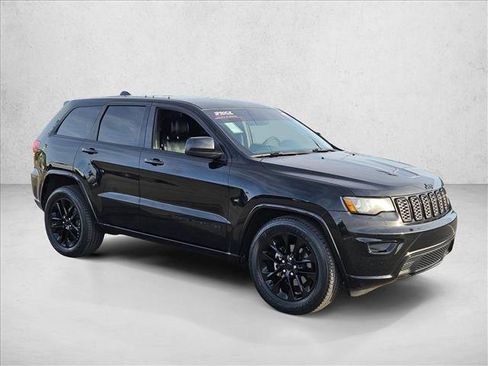Used 2017 Jeep Grand Cherokee Altitude image 3