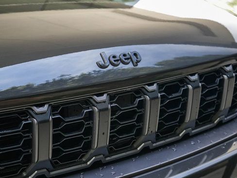 New 2026 Jeep Grand Cherokee Altitude image 9