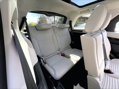 Used 2025 Land Rover Discovery S image 29