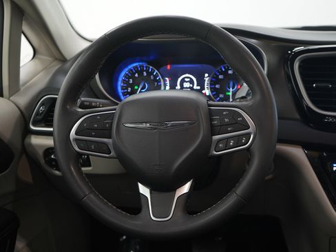 Used 2023 Chrysler Pacifica Touring-L FWD image 15