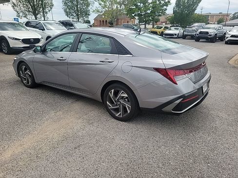 Used 2025 Hyundai Elantra SEL FWD image 4