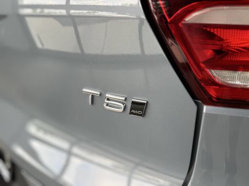 Used 2021 Volvo XC40 T5 Momentum image 39