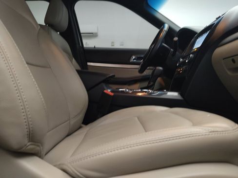 Used 2018 Ford Explorer XLT w/ Equipment Group 202A FWD image 21