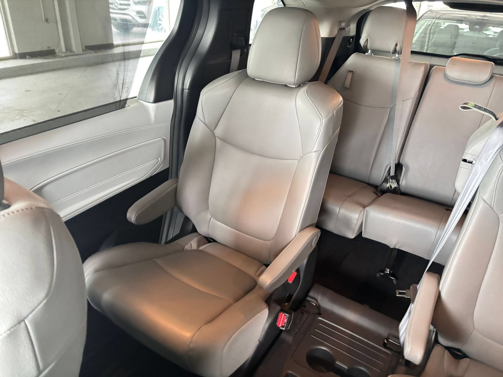Used 2025 Toyota Sienna XLE FWD image 41