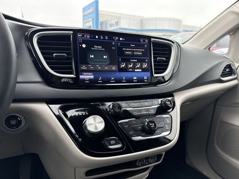 Used 2023 Chrysler Pacifica Touring-L image 19