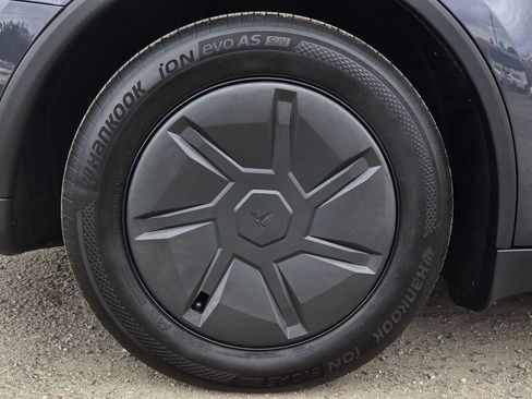 Used 2026 Tesla Model Y AWD image 9