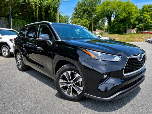 Used 2022 Toyota Highlander XLE FWD image 1