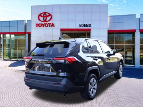 Used 2022 Toyota RAV4 LE AWD/4WD image 3