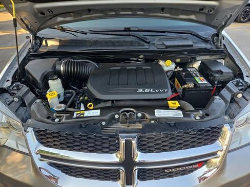 Used 2017 Dodge Grand Caravan SE FWD image 16