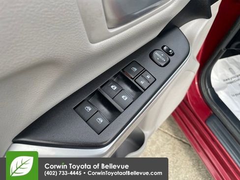 Used 2015 Toyota Camry SE w/ Moonroof Package image 11