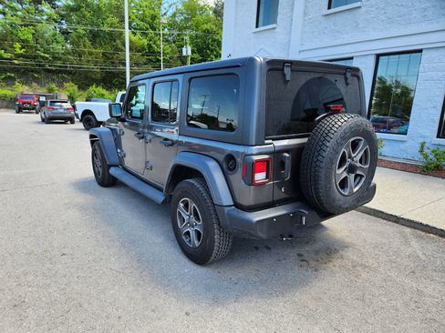 Used 2018 Jeep Wrangler Unlimited Sport S AWD/4WD image 3