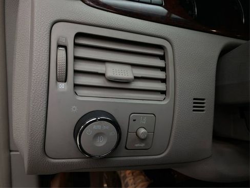 Used 2011 Buick Lucerne CXL image 22