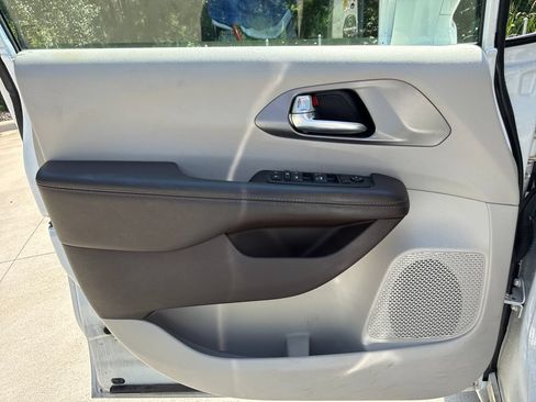 Used 2019 Chrysler Pacifica Touring-L w/ Advanced Safetytec Group FWD image 13