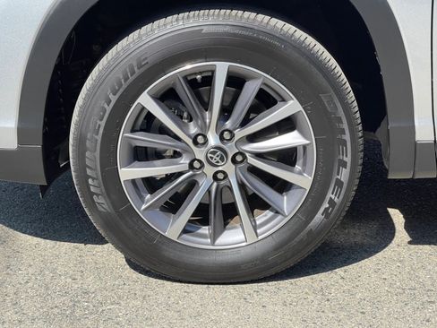 Used 2019 Toyota Highlander XLE FWD image 38