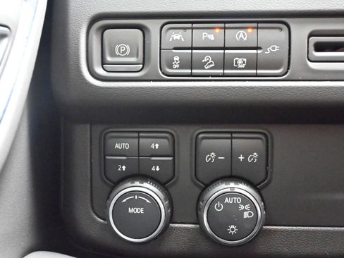 Used 2022 Chevrolet Suburban Z71 w/ Luxury Package image 21