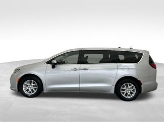 Used 2023 Chrysler Pacifica Touring-L FWD video 2