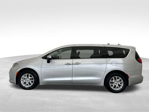 Used 2023 Chrysler Pacifica Touring-L FWD image 2