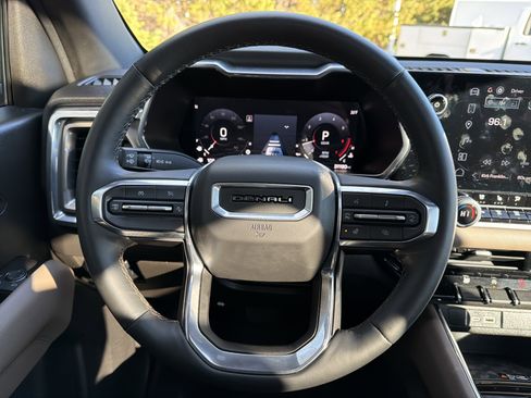 Used 2024 GMC Canyon Denali image 18