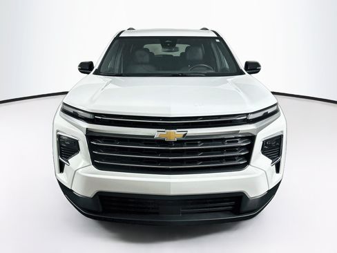 Used 2025 Chevrolet Traverse LT FWD image 2