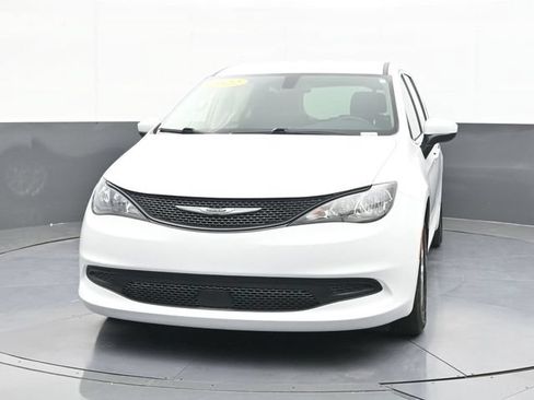 Used 2022 Chrysler Voyager LX FWD image 2