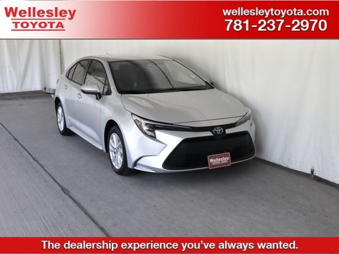 Used 2025 Toyota Corolla LE w/ LE Premium Package FWD image 1