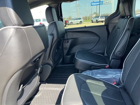 New 2026 Chrysler Pacifica Limited FWD image 22