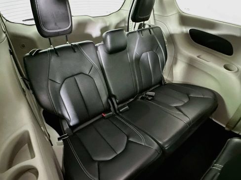Certified 2024 Chrysler Pacifica Touring-L FWD image 37