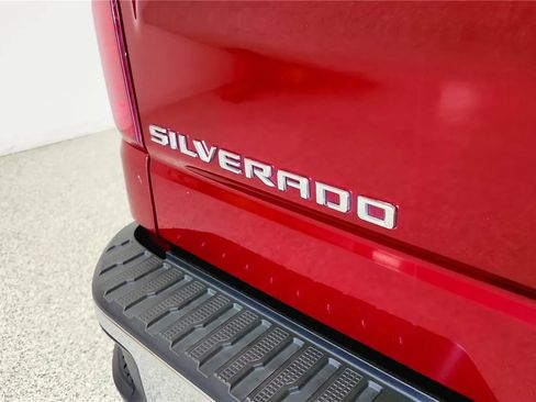 Used 2022 Chevrolet Silverado 1500 LT w/ Z71 Off-Road Package AWD/4WD image 46