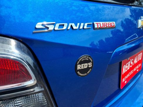 Used 2017 Chevrolet Sonic LT w/ Fun and Sun Package FWD image 4