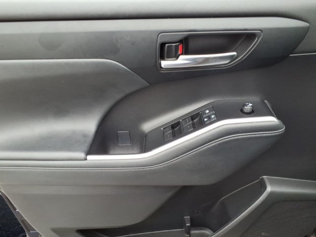 Used 2022 Toyota Highlander XLE FWD image 9
