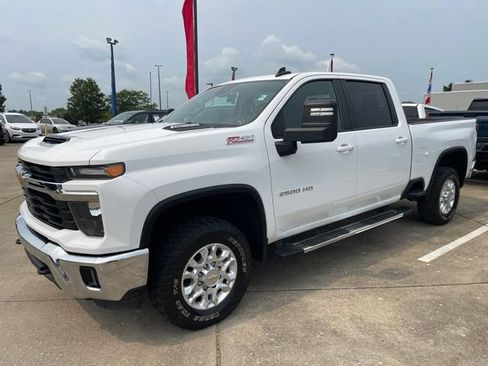 Used 2025 Chevrolet Silverado 2500 LT AWD/4WD image 2